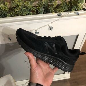 Women’s New Balance Fresh Foam Arishi Non-Slip Triple Black size 8